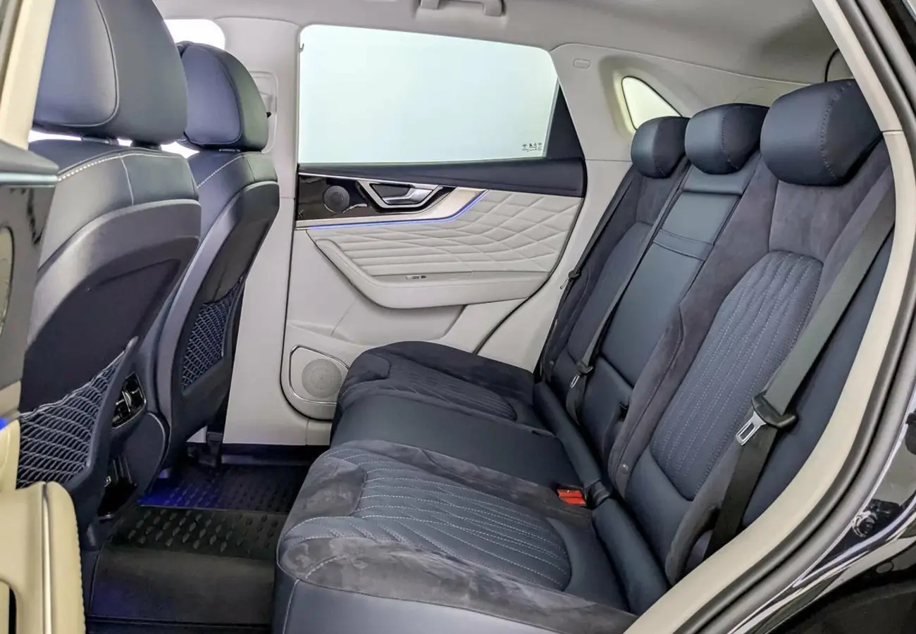 Hongqi HS5